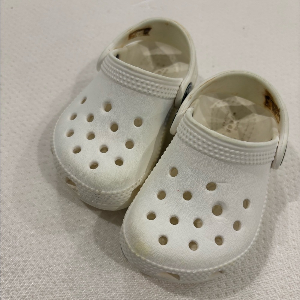 CROCS Kids White Classic Clog with Heel Strap - Picture 2 of 4